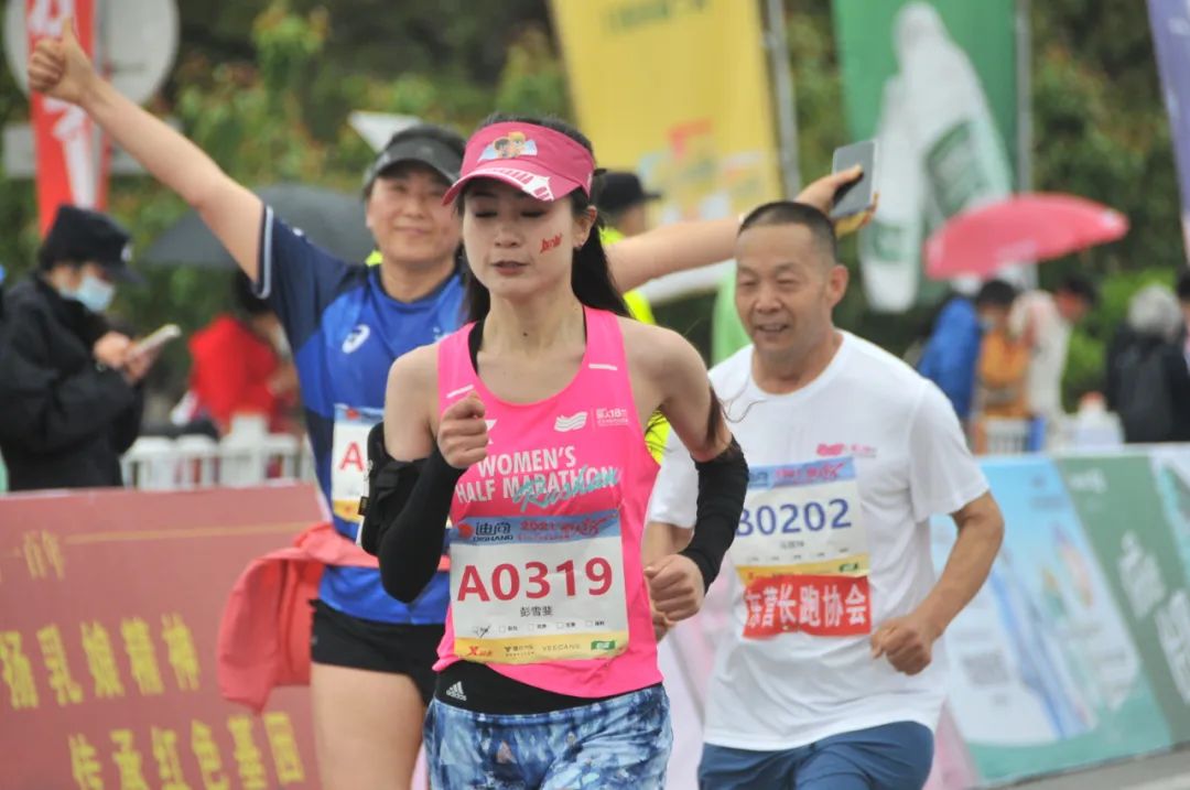巅峰女子足球比赛呈现出独特风采