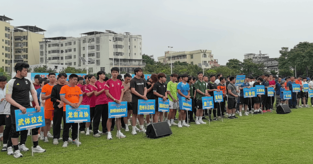 足球赛场上球员们拼尽全力，赢得满堂掌声