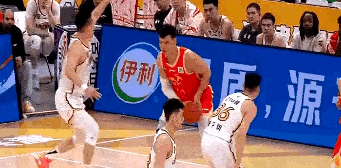 体育竞技场面激烈紧张，观众眼前一亮