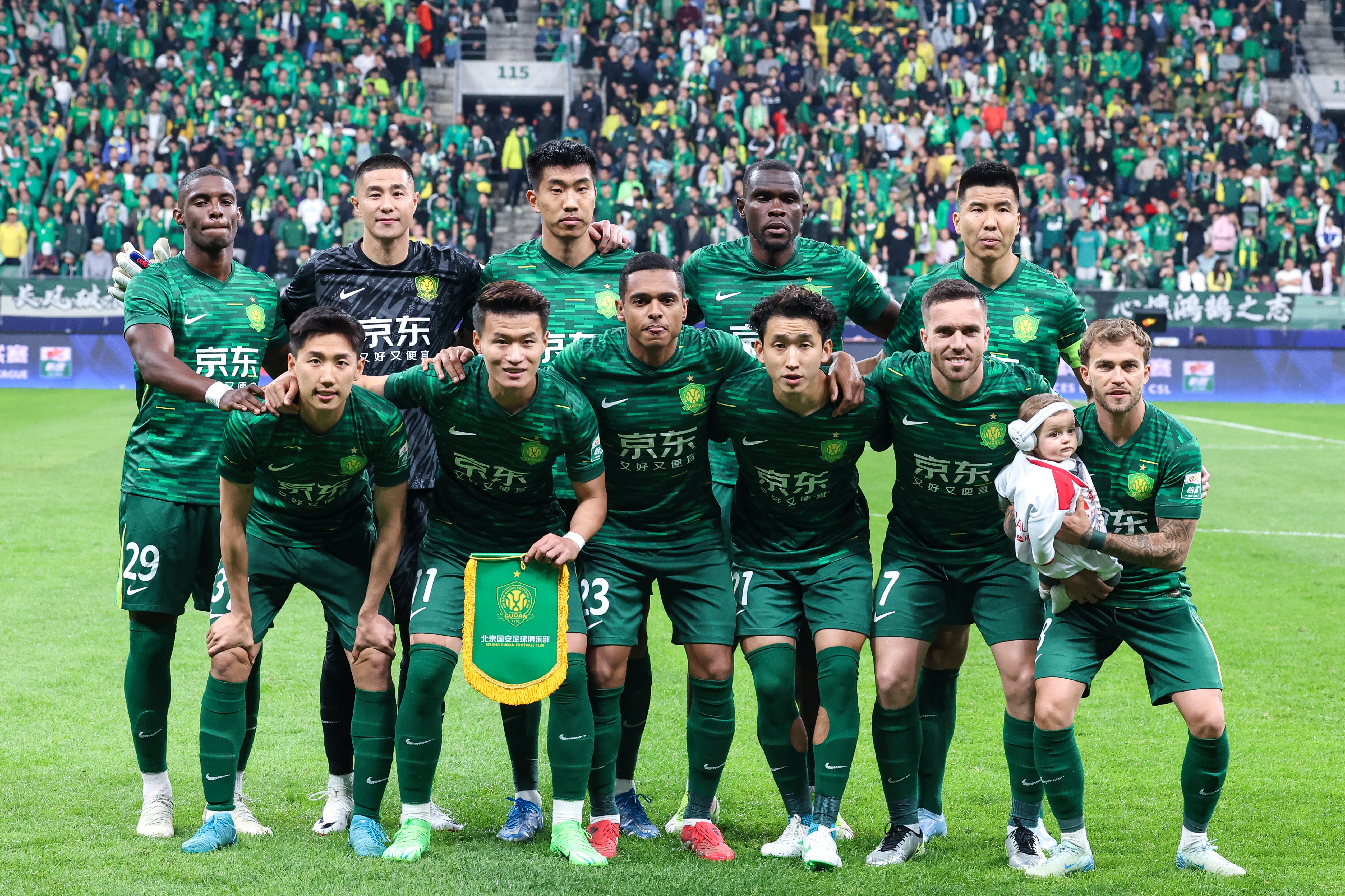 激烈冲突!球员们在场上争夺控球权 激烈冲突!球员们在场上争夺控球权