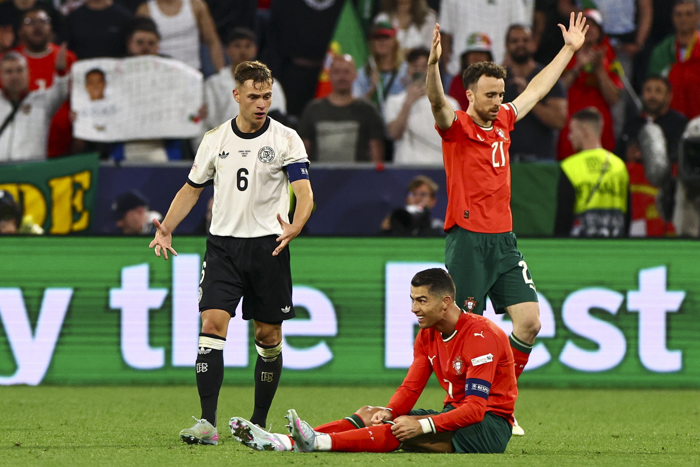 开云体育网页版-包含葡萄牙队遭遇惨败，小组出线岌岌可危的词条