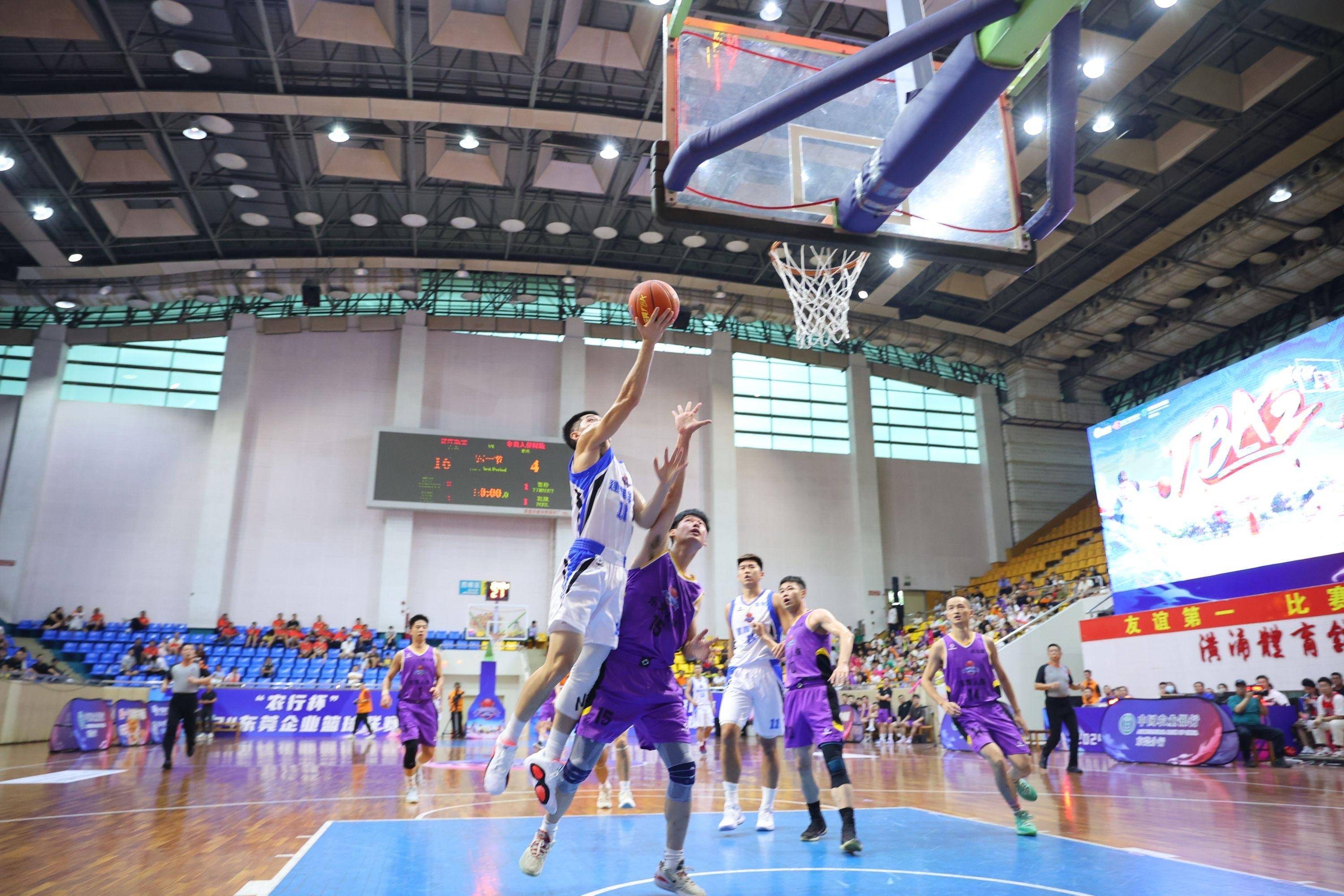 篮球比赛结束后球队欢呼胜利