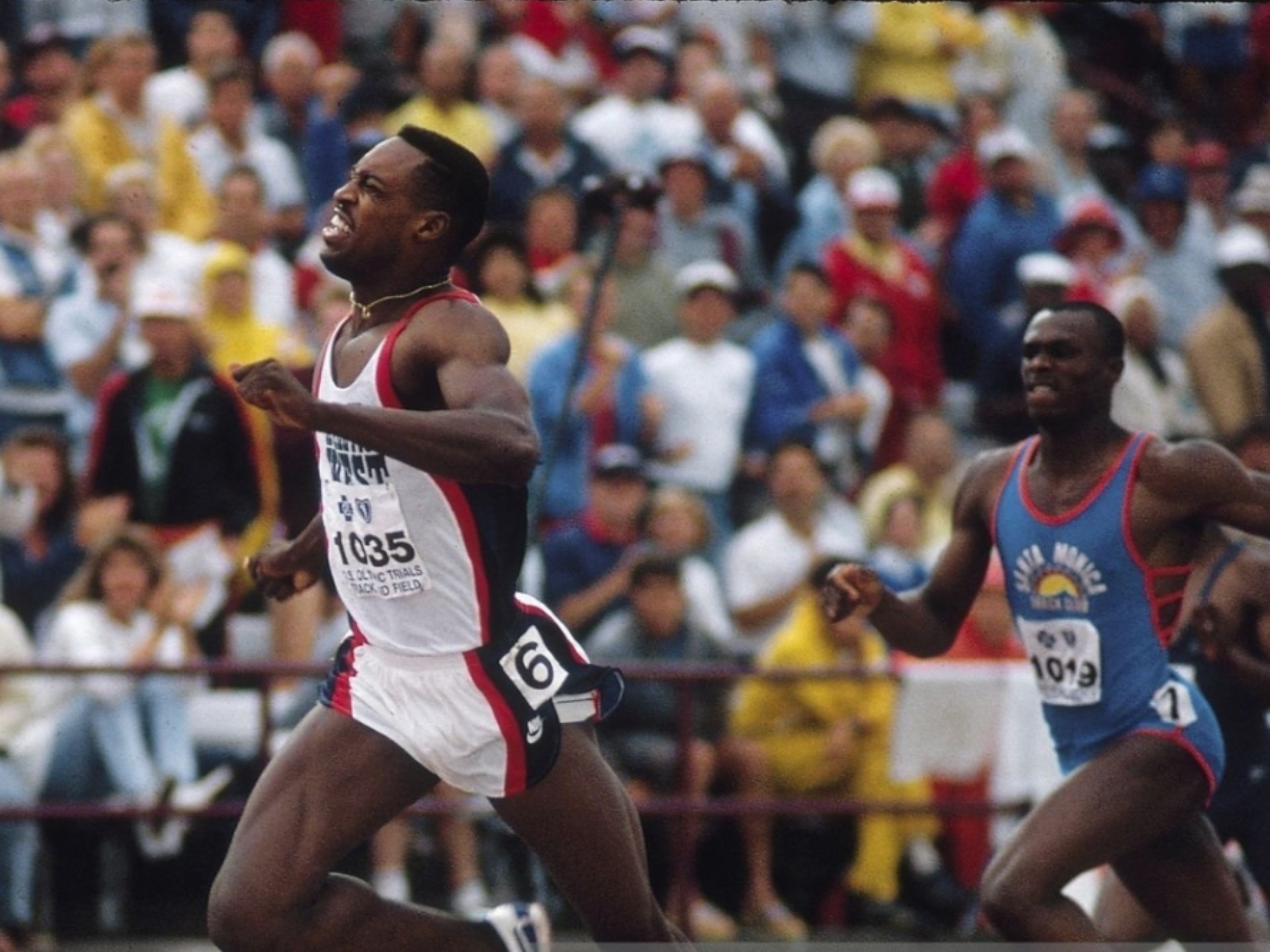 美国选手在田径比赛中追平世界纪录